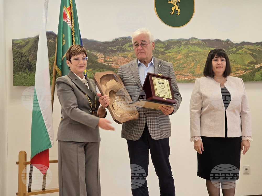 На тържествена сесия на Общинския съвет беше връчено официално отличието на почетния гражданин на Тетевен