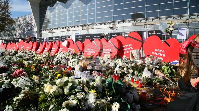 Прокуратурата в северния сръбски град Нови Сад поиска публичен процес за 16-те жертви при срутването на козирката на жп гарата 