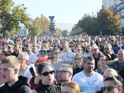 Сърбия - Нови Сад - шествие - тъжна годишнина