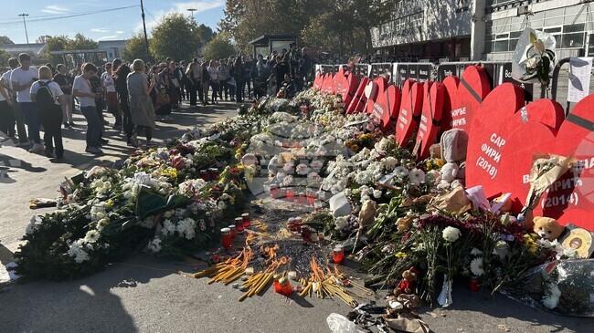 Десетки хиляди сърби почитат паметта на жертвите на инцидента на гарата в Нови Сад преди една година