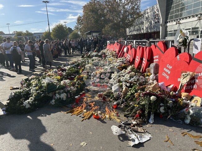 Десетки хиляди сърби почитат паметта на жертвите на инцидента на гарата в Нови Сад преди една година