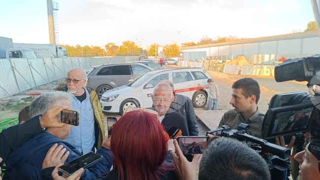 "Локомотив го отнесе заради един симулант", заяви собственикът на клуба Христо Крушарски след прекратения мач с Ботев