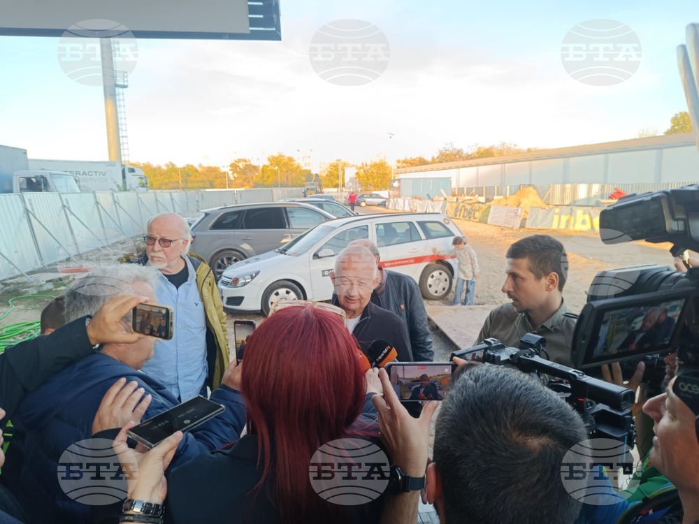 "Локомотив го отнесе заради един симулант", заяви собственикът на клуба Христо Крушарски след прекратения мач с Ботев