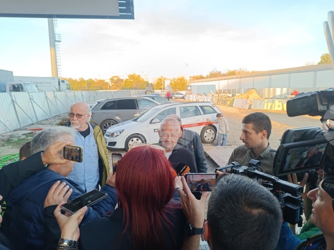 "Локомотив го отнесе заради един симулант", заяви собственикът на клуба Христо Крушарски след прекратения мач с Ботев