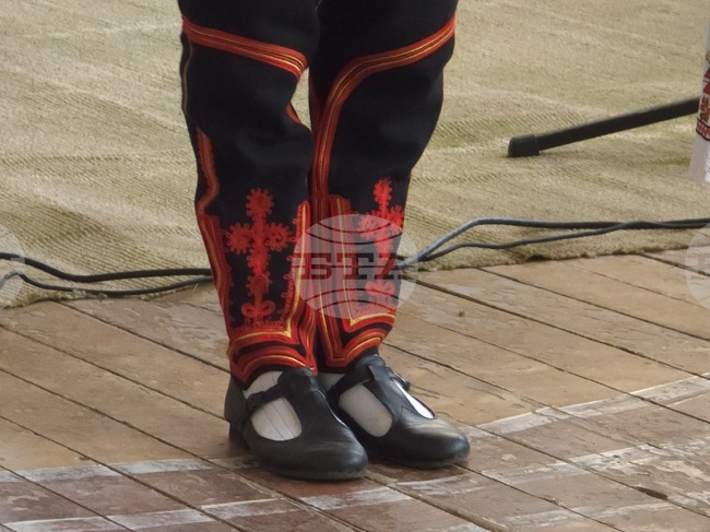 Репетиция по народни танци е част от програмата в читалище „Малката България” в Мюнстер, Германия, за 28 декември