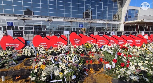 Десетки хиляди сърби почитат паметта на жертвите на инцидента на гарата в Нови Сад преди една година