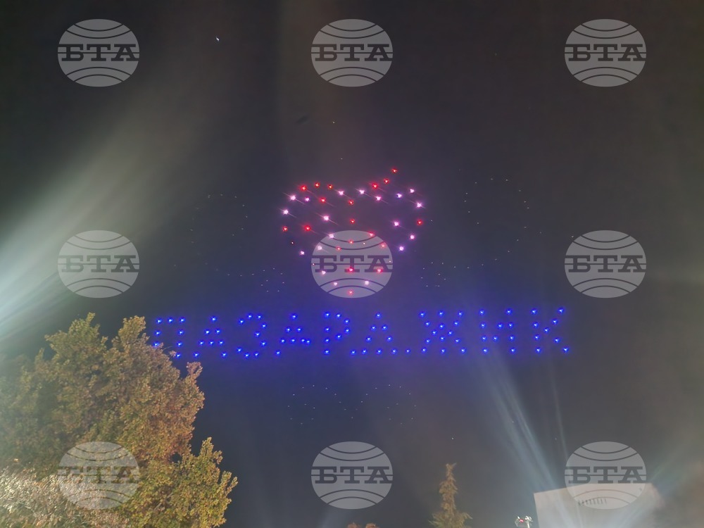 Денят на народните будители беше отбелязан с празнични шествия и концерти в страната