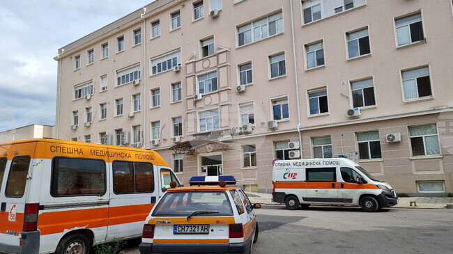 В стабилно състояние и без опасност за живота е жената, пострадала при пожар в апартамент в Сливен 