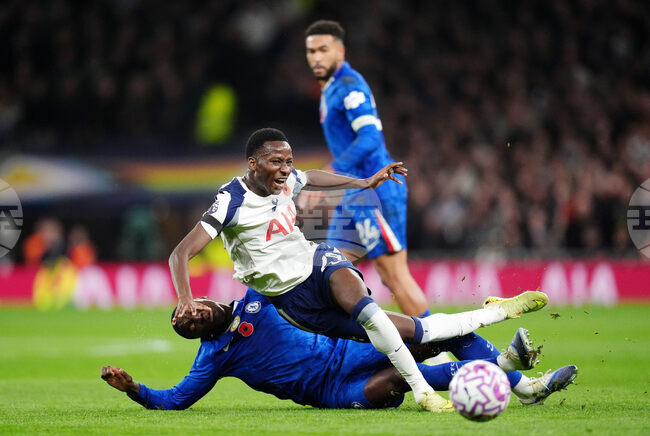 Челси се наложи над Тотнъм в лондонското дерби и се качи в Топ 4 на класирането