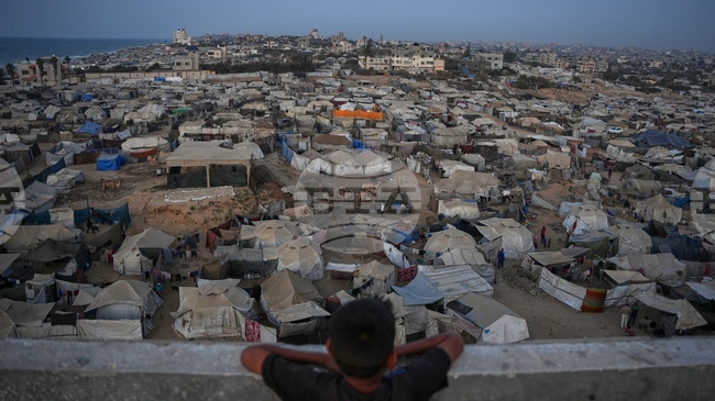 Един палестинец е убит, а друг е ранен при израелски обстрели в Газа, съобщиха местни здравни служители