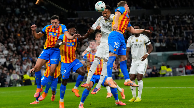 С гол от дузпа в добавеното време Валенсия спечели важна победа срещу Еспаньол в Ла Лига