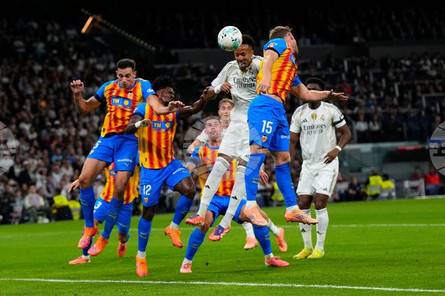 С гол от дузпа в добавеното време Валенсия спечели важна победа срещу Еспаньол в Ла Лига