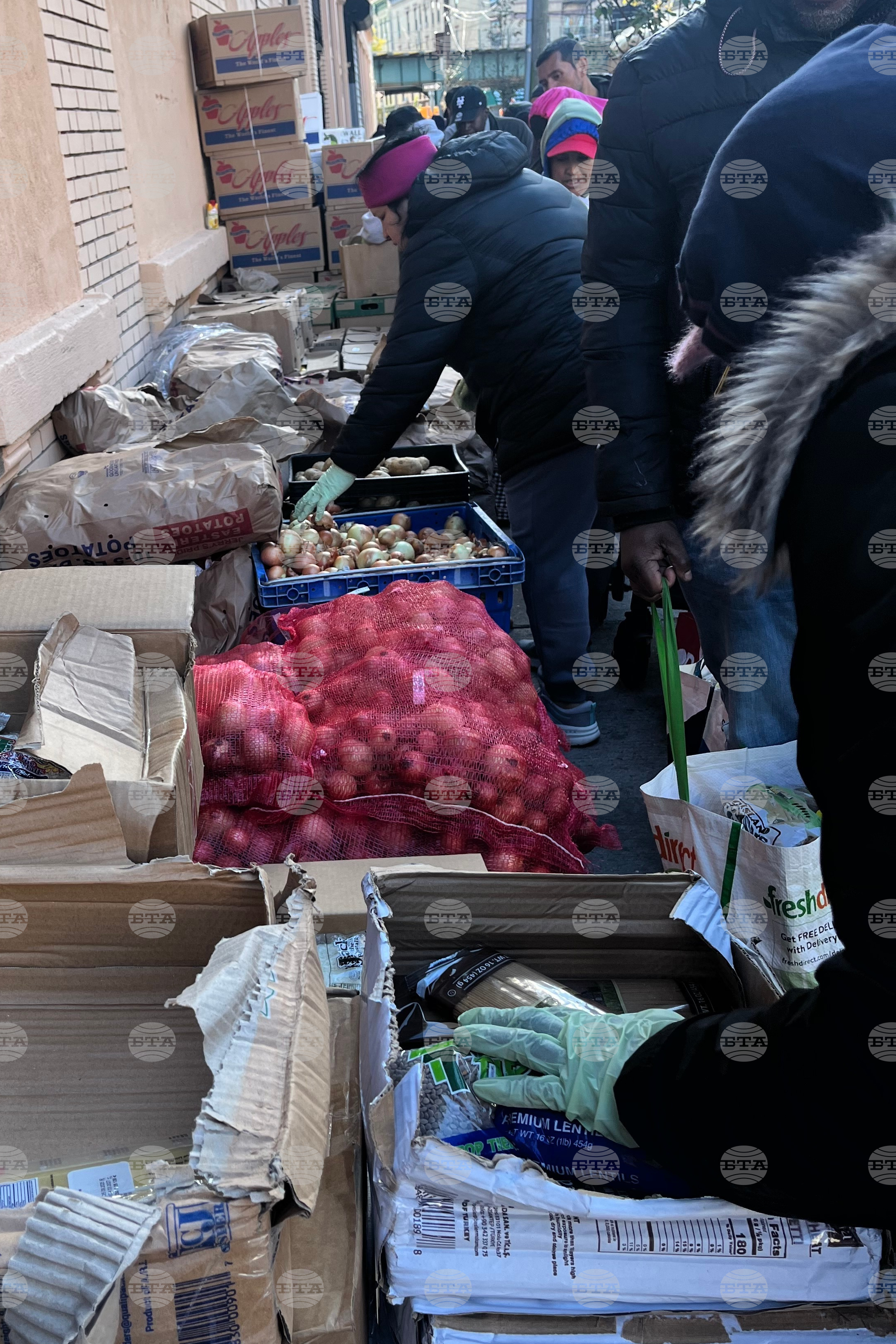 CORRECTION US-Government Shutdown-Food Lines