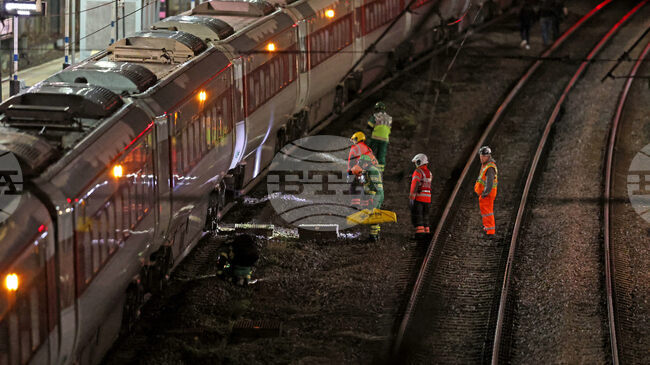 Британската полиция обяви, че е арестувала двама мъже след масово кръвопролитие във влак; пътници са се криели в тоалетните