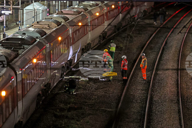 Британската полиция обяви, че е арестувала двама мъже след масово кръвопролитие във влак; пътници са се криели в тоалетните