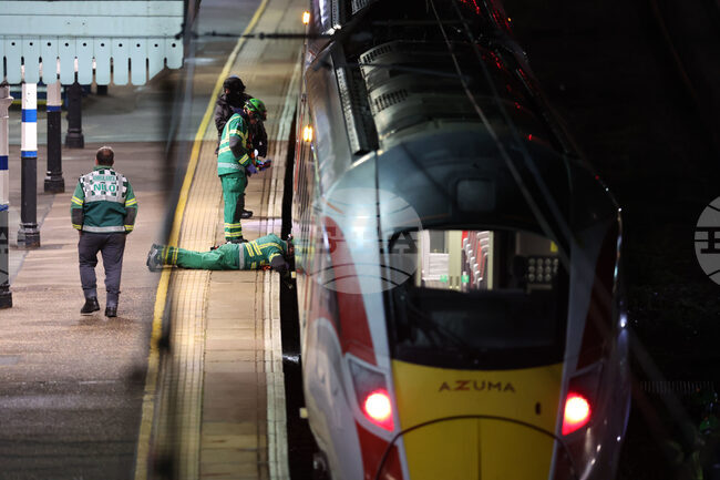 Британската полиция обяви, че е арестувала двама мъже, след като редица пътници са били намушкани във влак