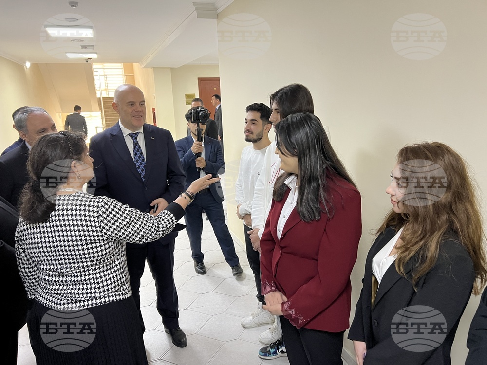 Близо 50 студенти в Баку изучават български език