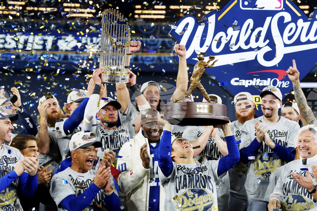 Лос Анджелис Доджърс защити титлата си в Мейджър лийг бейзбол след победа в седмия мач срещу Торонто Блу Джейс