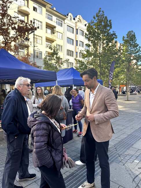 „Спаси София“ отново върна книгите на площад „Славейков“ в Деня на народните будители