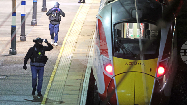 Британската полиция повдигна обвинения в опит за убийство срещу извършителя на нападението с нож във влак, при което 11 души бяха ранени 