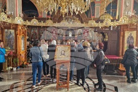 Шумен - храм „Свети Три Светители“ - неделна служба