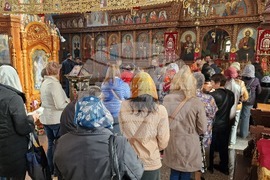 Шумен - храм „Свети Три Светители“ - неделна служба