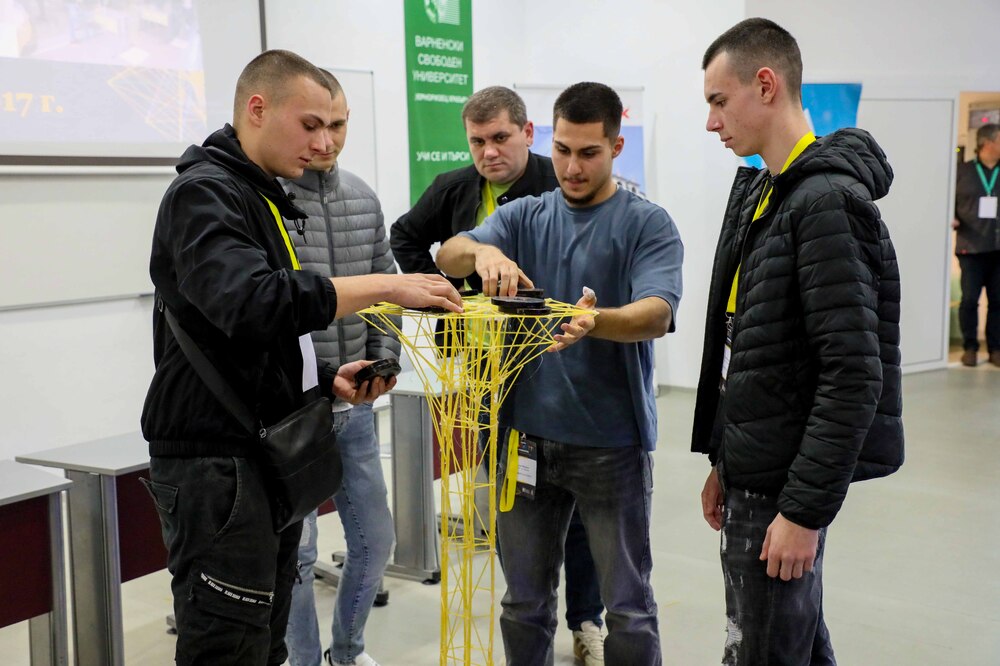 Варненски свободен университет „Черноризец Храбър“: Първа награда на XI Национално състезание за креативни умения „Varna Spaghetti Engineering“ е за ПГСАГ – Шумен