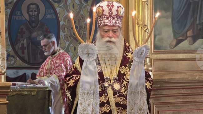 Частички от мощите на светите безсребреници Козма и Дамян и на свети Гавриил Ургебадзе целунаха миряни в храма „Света Троица” в Ловеч