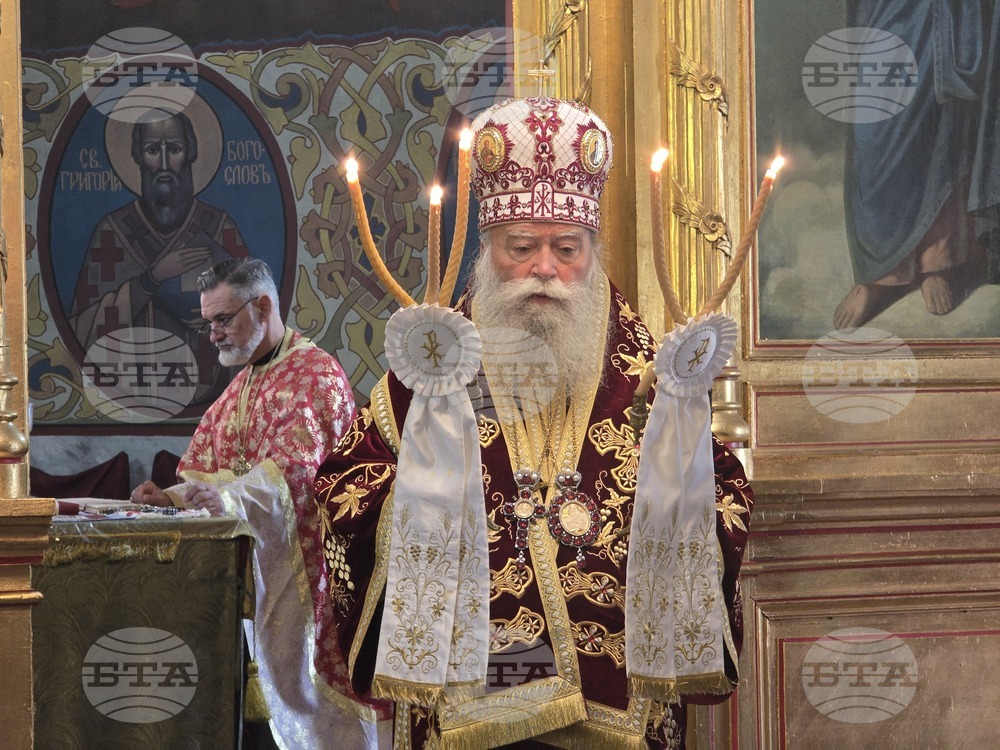 Частички от мощите на светите безсребреници Козма и Дамян и на свети Гавриил Ургебадзе целунаха миряни в храма „Света Троица” в Ловеч