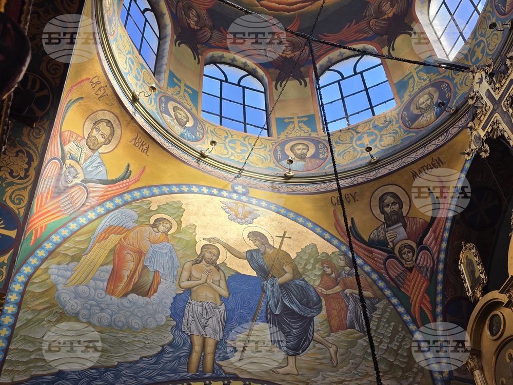 Ловеч - света литургия - храм „Света Троица”