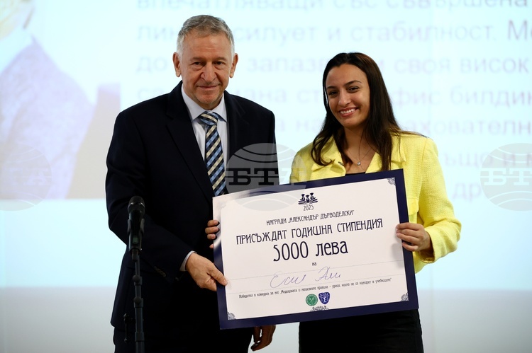 Trakia University Student Esil Ali Wins Medical Students Essay Competition