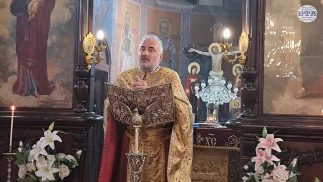 За важността на Божите заповеди и четенето на Светото писание говори отец Велико в храм "Св. Троица" в Добрич