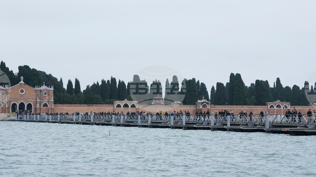 Временен мост във Венеция, изграден за Задушница, породи паралели с Месинския мост