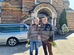 Поклонение пред тленните останки на Иван Тенев в църквата „Свети Седмочисленици“ в София