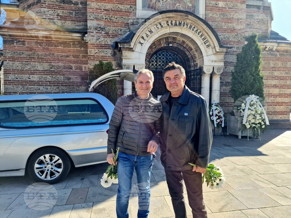 Иван Тенев ще остане вечен с хубавите думи, които е написал, каза пред БТА поп певецът Искрен Пецов