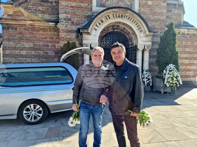 Иван Тенев ще остане вечен с хубавите думи, които е написал, каза пред БТА поп певецът Искрен Пецов