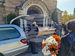 Поклонение пред тленните останки на Иван Тенев в църквата „Свети Седмочисленици“ в София