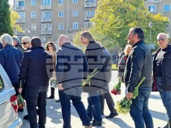 Поклонение пред тленните останки на Иван Тенев в църквата „Свети Седмочисленици“ в София