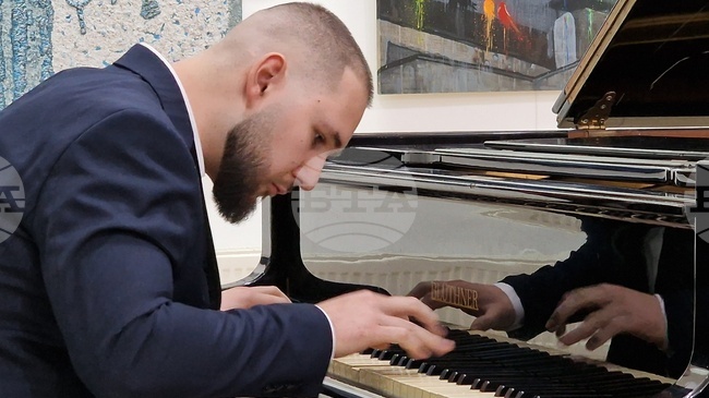 Пианистът Марио Бобоцов изнесе концерт в Монтана, съчетан с представяне на акварели от художника Румен Статков