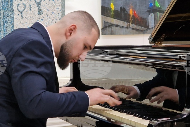 Пианистът Марио Бобоцов изнесе концерт в Монтана, съчетан с представяне на акварели от художника Румен Статков