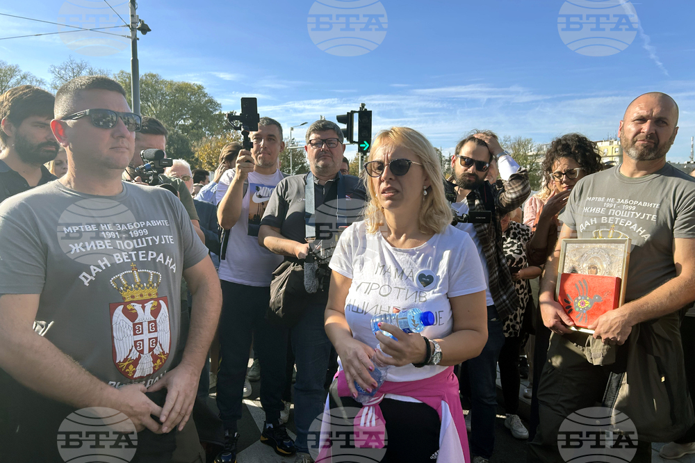 Полицията в Белград опита да разпръсне поддръжниците на Диана Хърка, която обяви гладна стачка пред парламента