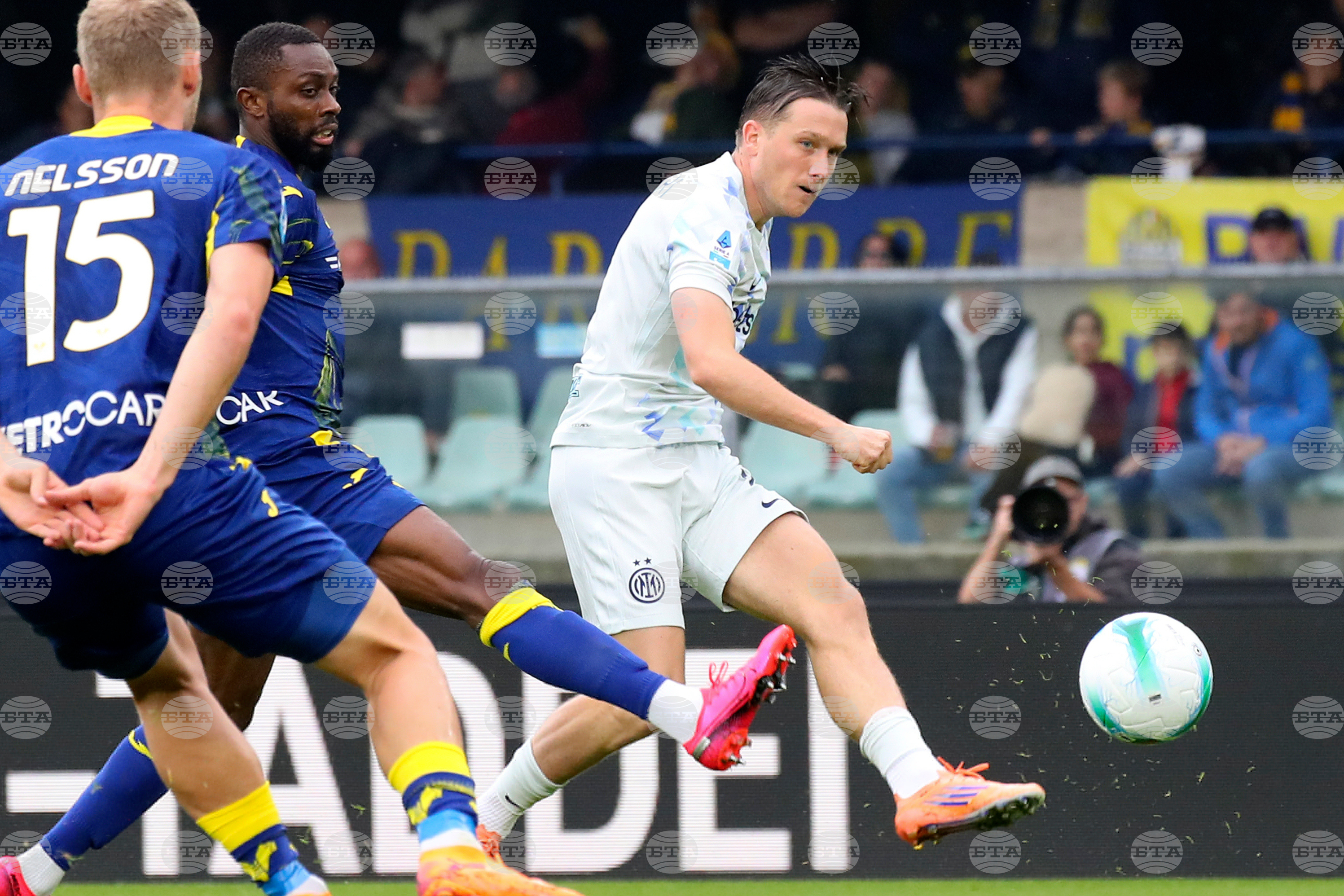 Интер победи Верона с автогол в добавеното време в мач от италианската Серия А