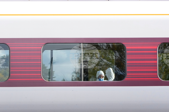 Единият от заподозрените за нападението с нож във влак във Великобритания все още е в ареста, а другият бе освободен, каза британската полиция