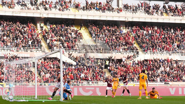 Феновете на Торино сложиха тор на входа на тренировъчната база в знак на протест срещу собственика на отбора
