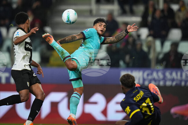 Болоня се справи с останалия с десет души тим на Парма в мач от Серия А