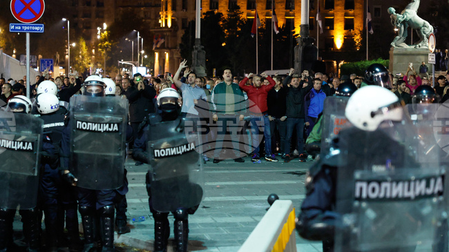 Сръбската полиция задържа 37 души, участвали в митинг в подкрепа на стачкуваща майка на загинал при срутване на козирката на гарата в Нови Сад