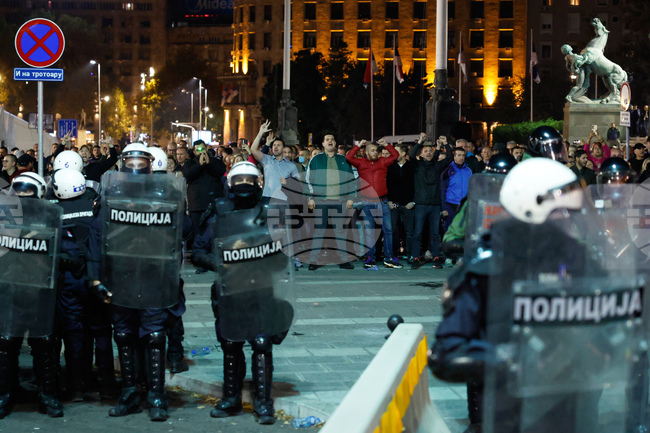 Сръбската полиция задържа 37 души, участвали в митинг в подкрепа на стачкуваща майка на загинал при срутване на козирката на гарата в Нови Сад