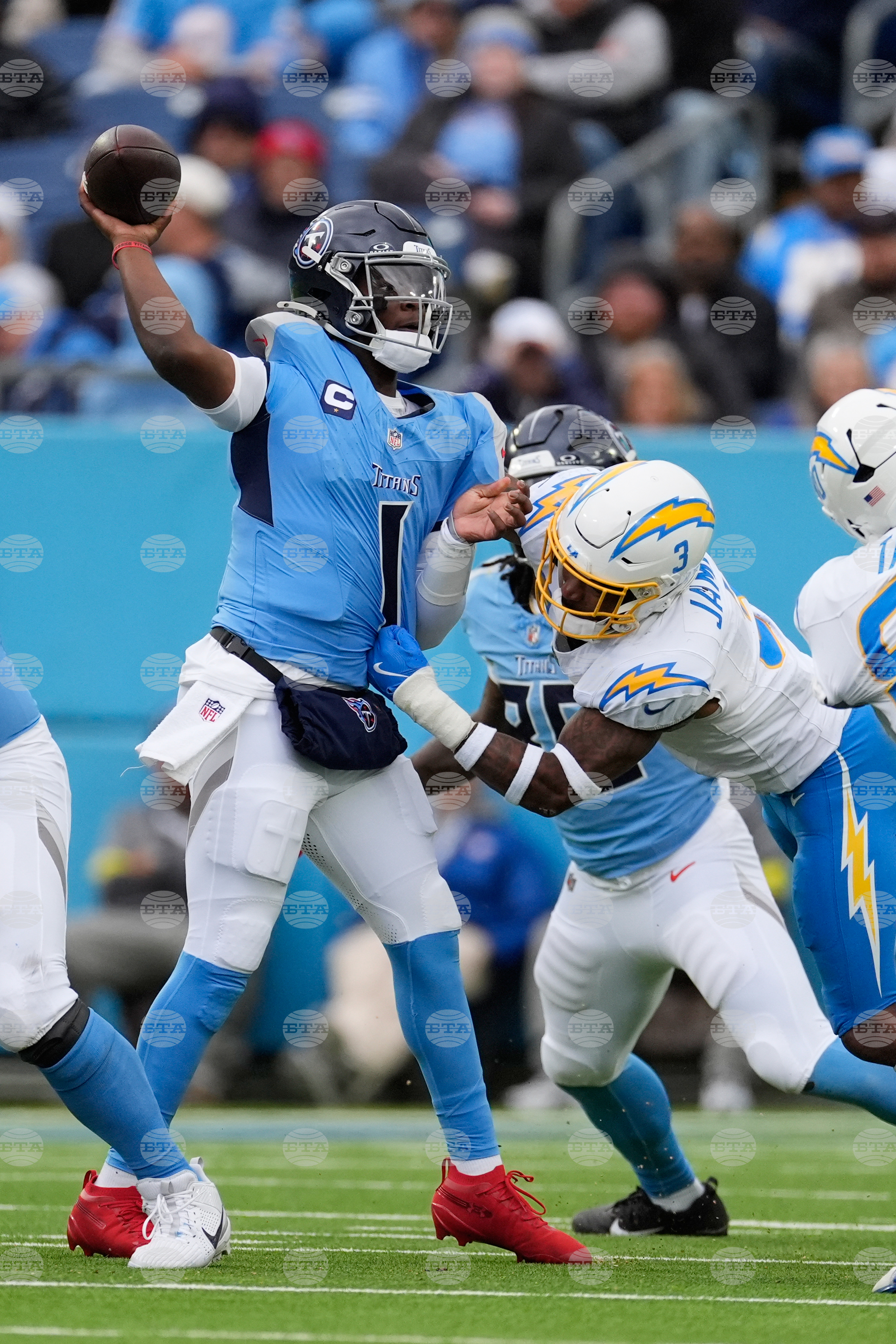 Chargers Titans Football