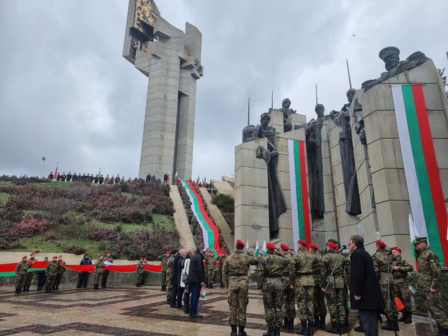 Стотици се включиха в паметното шествие „За Свободата... Да развеем българското знаме!“ и понесоха на ръце 300-метров трибагреник в Стара Загора