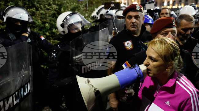 Сбиване и димки пред сръбския парламент, майката на една от 16-те жертви на трагедията в Нови Сад започна гладна стачка